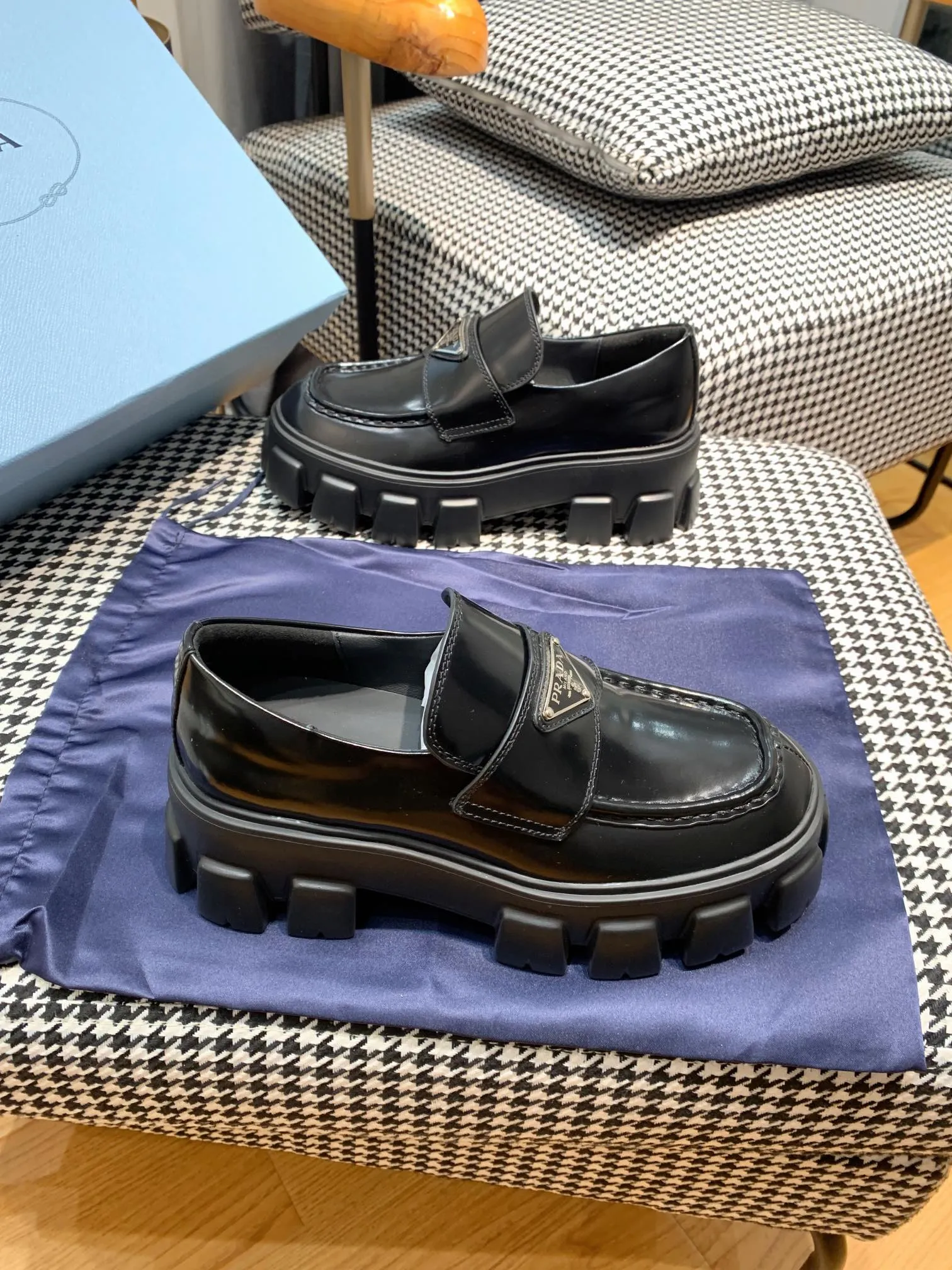 👟👟Ex-factory price 480👟👟 ss23 Prada 👟👟 💥The T-stage catwalk model "Dream Never Sleeps" can be used on important occasions. It has an aristocratic feel and is perfect on the feet💃💃The entire series is full of exciting and unexpected combinations of elements, with a strong artistic flavor, allowing you to appreciate the ever-changing style of Prada girls. 1⃣ Upper: cowhide with open edge beads/patent leather 2⃣ Lining: imported sheepskin 3⃣ Outsole: lightweight foam outsole Size 35M-40M